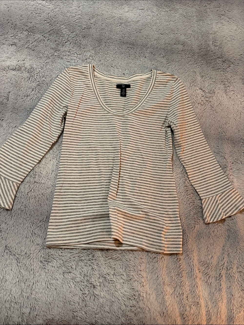 GAP Women’s Striped Scoop Neck Long Sleeve Top in Cream and Gray